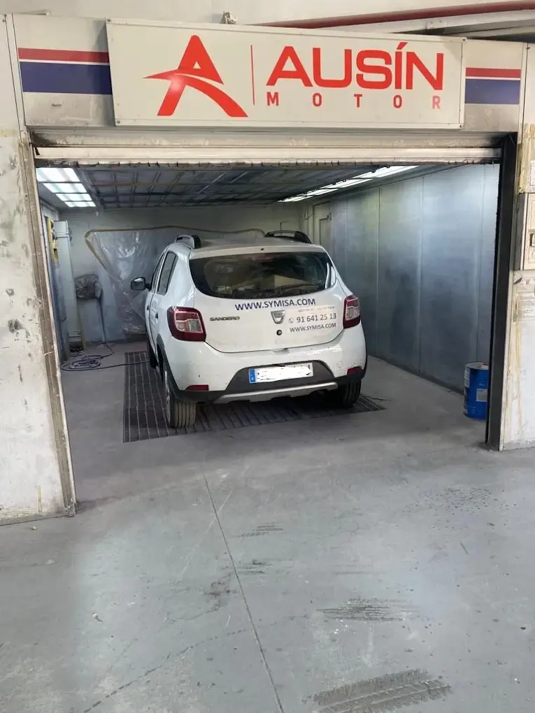 Cabina de pintura con un vehículo en su interior