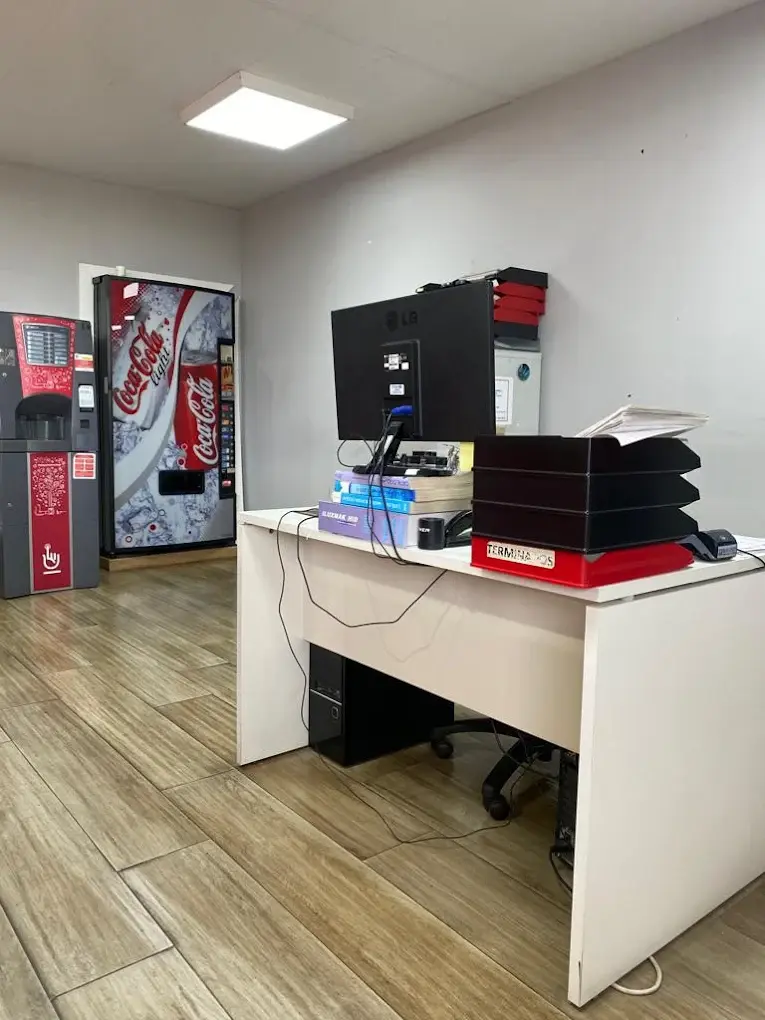 Zona de oficina y atención interna de Ausín Motor