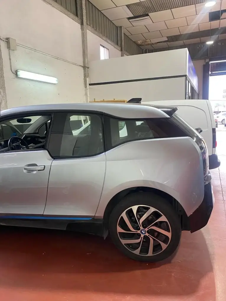 Vehículo junto a la zona de pintura en Ausín Motor